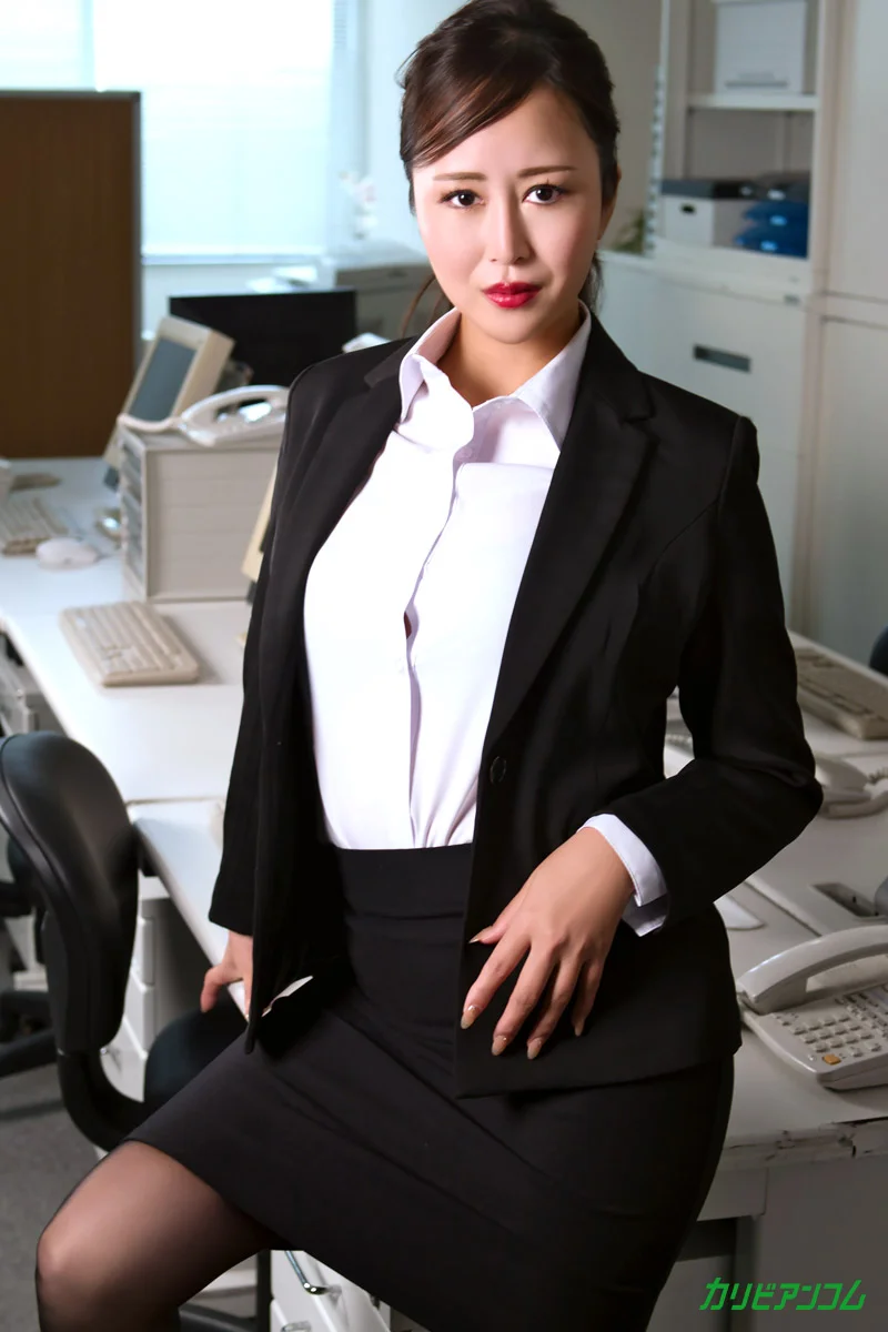 我最爱舔肛！变态女白领的办公室性爱