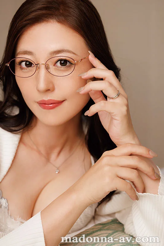 出道6周年依然让人着迷：勾得所有男人神魂颠倒的魔性人妻Ririko Kinoshita，18场性爱、630分钟精选