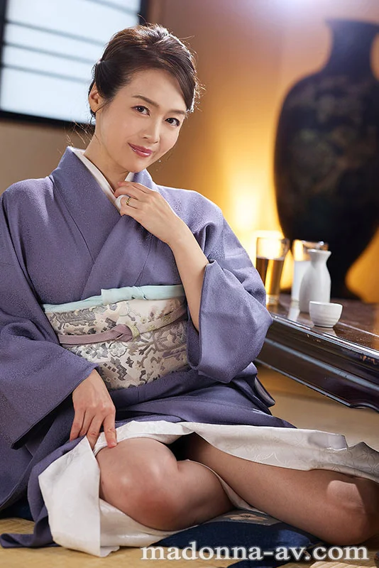 超高画质8K：「我对男人可是有点严格的哦（笑）」被使坏的京都腔女友母亲 Kanna 测试，贴耳说淫语并持续射精管理直到她认可我