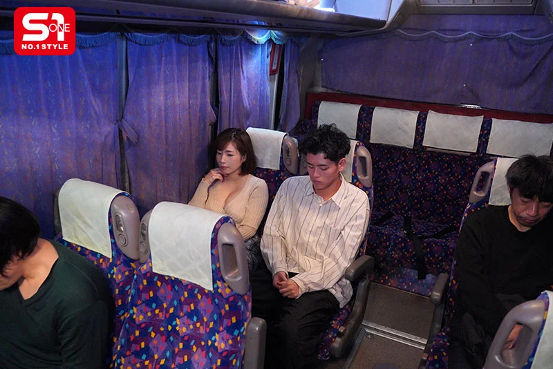 真实存在的夜行巴士痴女：神秘美女从熄灯到抵达目的地，整晚把我的肉棒榨到一滴不剩