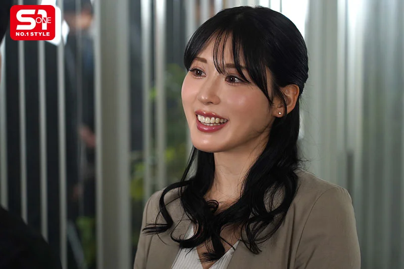 大停电之夜与美女上司独处，迷失在她的巨乳与性感中，失控射精到天亮