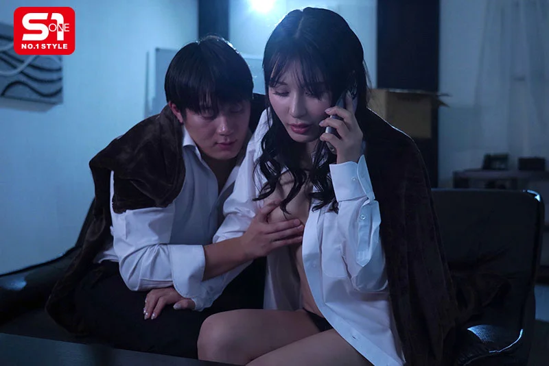 大停电之夜与美女上司独处，迷失在她的巨乳与性感中，失控射精到天亮