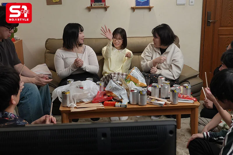 「国王的命令绝对不能违抗」：低调安静的成年大学女同学玩国王游戏玩到主动求干