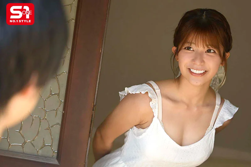 成年学生表妹角色扮演：乖乖女独处时秒变小恶魔！故意亮出内裤勾引，布料紧勒嫩穴、阴缝清晰可见，让表哥彻底忍不住！