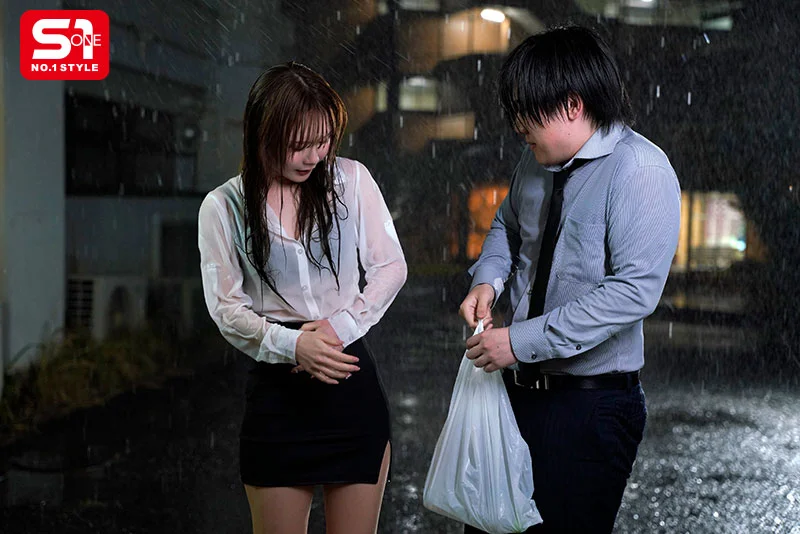 暴雨让电梯停电，我和湿透的冷艳美女上司被困密室，强行扑上去后竟变成疯狂互相索取的性爱